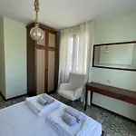 Two Bedroom In Gl Apartment *